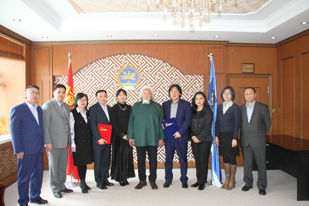 Зохиосон, хэвлэсэн ном бүрээс хоёр ширхэгийг номын сангуудад өгнө